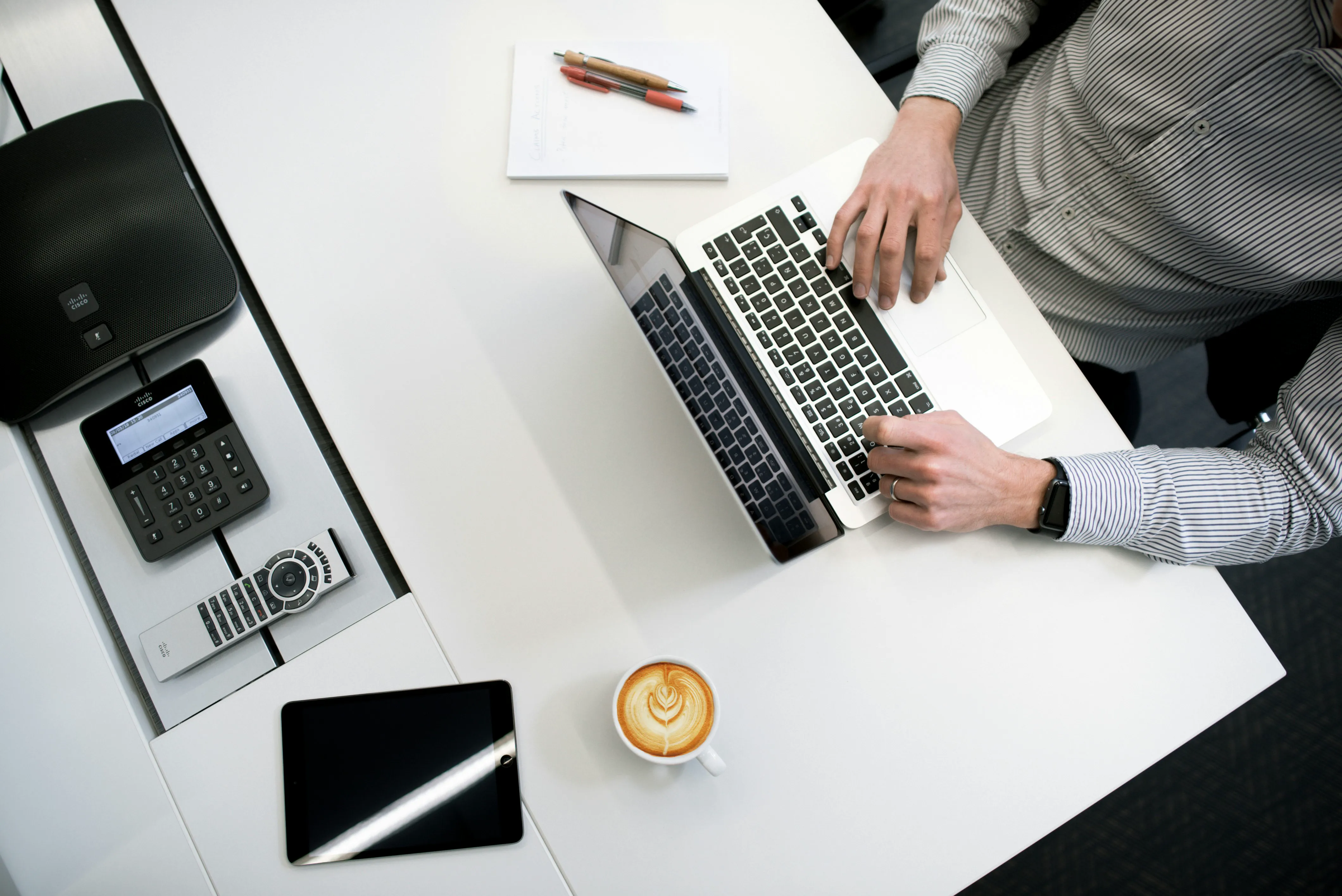 Persona trabajando en un escritorio